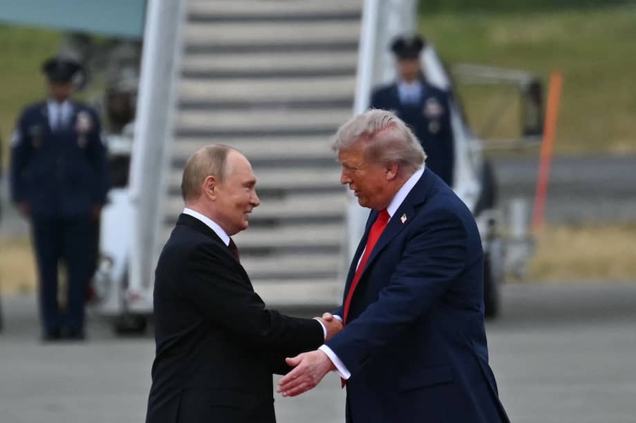 Así fue el saludo entre Trump y Putin en la base Elmendorf-Richardson, en Anchorage (Alaska).