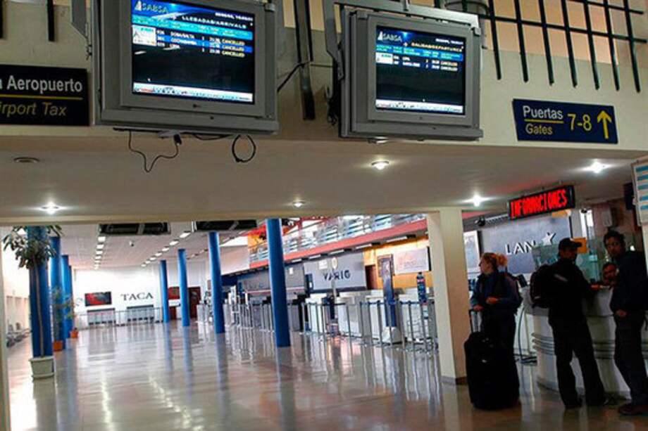 Alarma en Bolivia por hombre que apuñaló siete personas en aeropuerto de La Paz