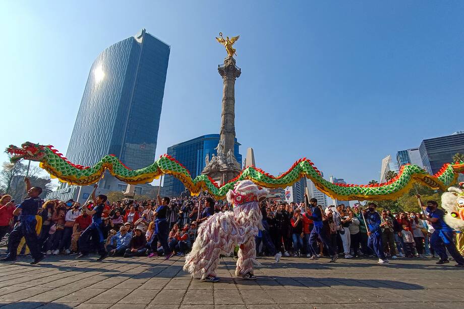 MEX0000. CIUDAD DE MÉXICO (MÉXICO), 22/01/2023.- Decenas de personas participan hoy en un certamen de disfraces por el Año Nuevo chino, en Ciudad de México (México). Personas acudieron este domingo disfrazadas de conejo a la glorieta del Ángel de la Independencia para observar una de las festividades y costumbres mas importantes del país oriental, así como participar en un concurso por los festejos por el Año Nuevo chino, siendo este el año del conejo de agua. EFE/Isaac Esquivel