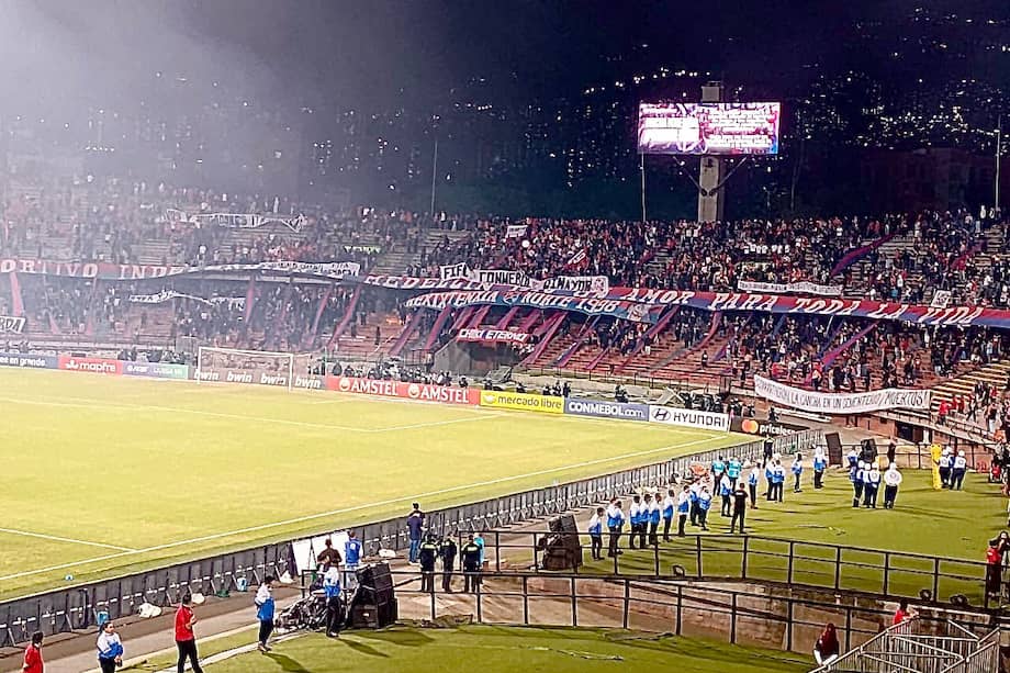 Tribuna norte del estadio Atanasio Girardot durante los disturbios que cancelaron el partido entre Independiente Medellín y Flamengo por la Copa Libertadores.