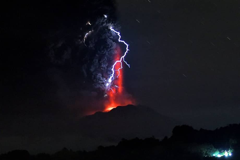 La erupción del volcán creo un cráter del que emanó una enorme columna de humo, ceniza y rocas. / AFP