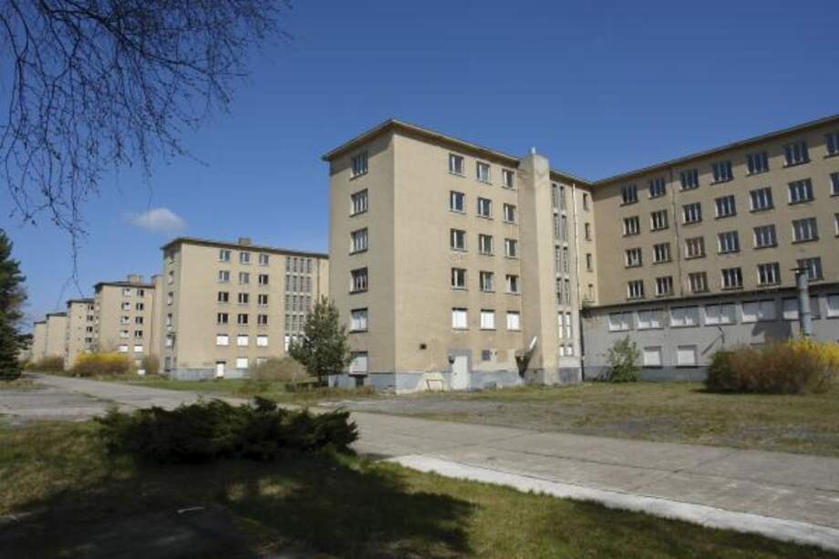 Vista de las ruinas del mastodóntico balneario que Adolfo Hitler mandó construir en la isla de Rügen, a orillas del Báltico. / Efe