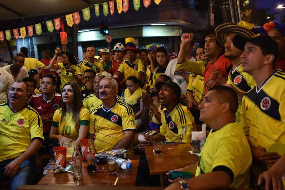 Los hinchas han celebrado con pocas bebidas alcohólicas. / AFP