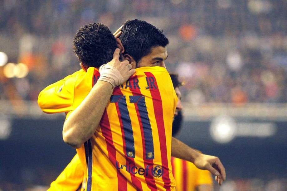 Neymar y Luis Suárez celebran el tanto del Barcelona contra Valencia. Foto: AFP