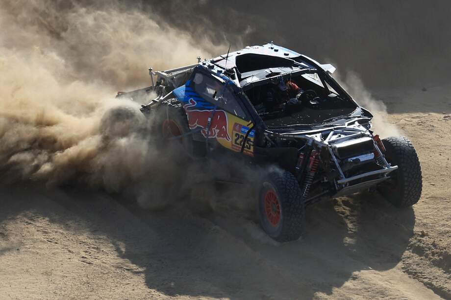 El piloto español Carlos Sainz conduce su coche asistido por su copiloto Lucas Cruz durante la etapa 2B del 47º Rally Dakar entre Bisha y Bisha, el 6 de enero de 2025.