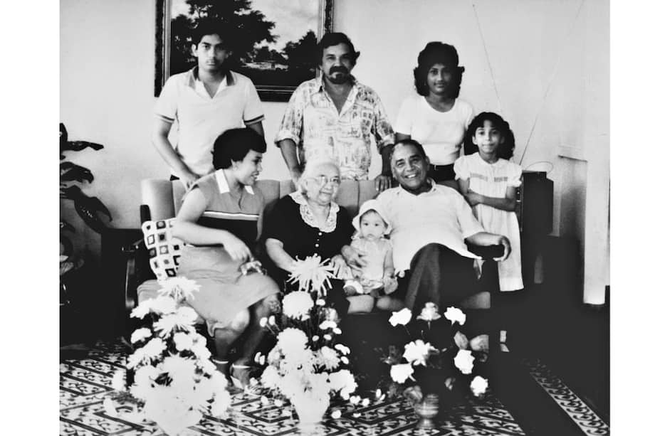Luisa Santiaga Márquez y Gabriel Eligio García Márquez (centro), padres de Gabriel García Márquez, rodeados por hermanos y familiares del Nobel. / EFE
