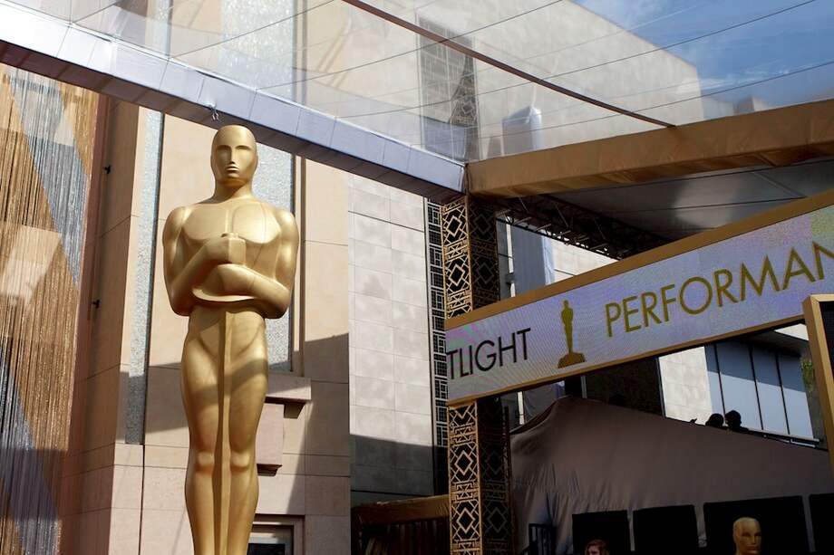 No sería la primera vez que los Óscar retrasan su ceremonia, ya que también se aplazaron las ediciones de 1938 (por una inundación en Los Ángeles), de 1968 (por el asesinato de Martin Luther King) y de 1981 (por el intento de asesinato del entonces presidente estadounidense Ronald Reagan).