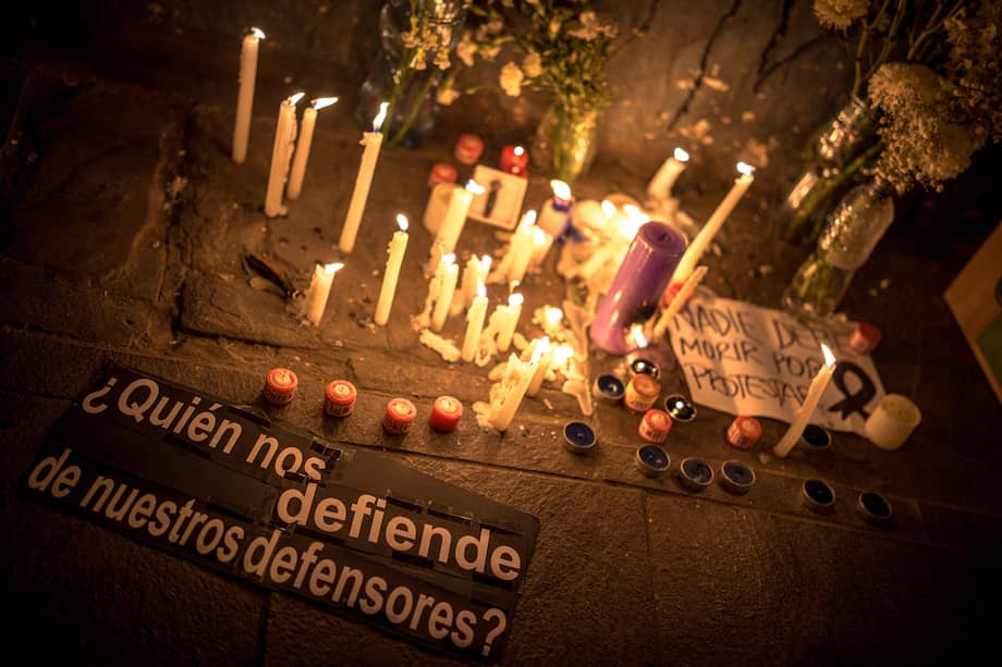 Fotografía de un cartel y velas durante una velatón este jueves, en homenaje a Eduardo Ruiz Saenz, quien falleció el miércoles durante las manifestaciones contra el Gobierno y el Congreso de Perú.