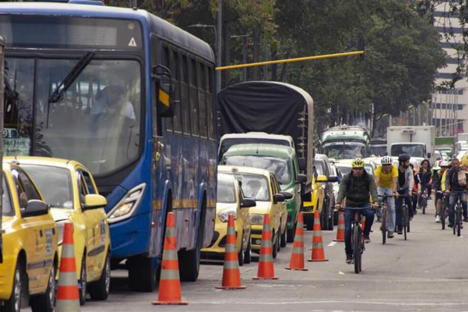 Bogotá vivió su primer día sin carro del 2019, en donde cientos de capitalinos se movilizaron a sus trabajos, lugares de estudio y hogares en medios alternativos de transporte como bicicletas, patines y monopatines eléctricos, en Bogotá, Colombia el 7 de febrero de 2019. / Agencia Anadolu