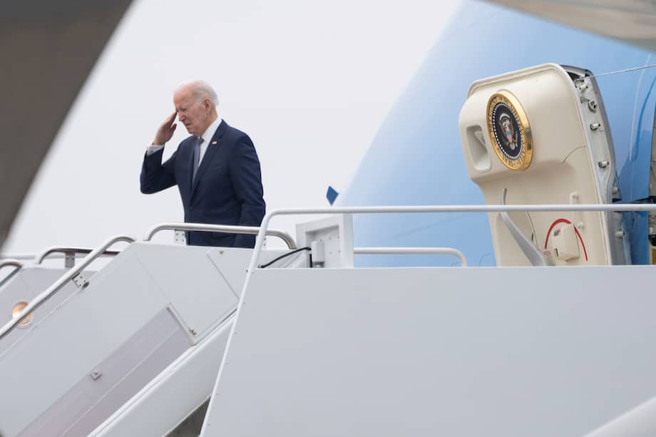 Joe Biden a bordo del avión presidencial de EE. UU. con rumbo a San Diego, California, para reunirse con los primeros ministros de Australia y Reino Unido, Anthony Albanese y Rishi Sunak.