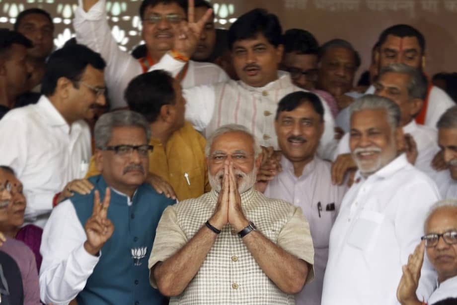 El candidato del Bharatiya Janata Party (BJP) Narendra Modi (centro) saluda a sus simpatizantes en la sede del partido en Gandhinagar (India)