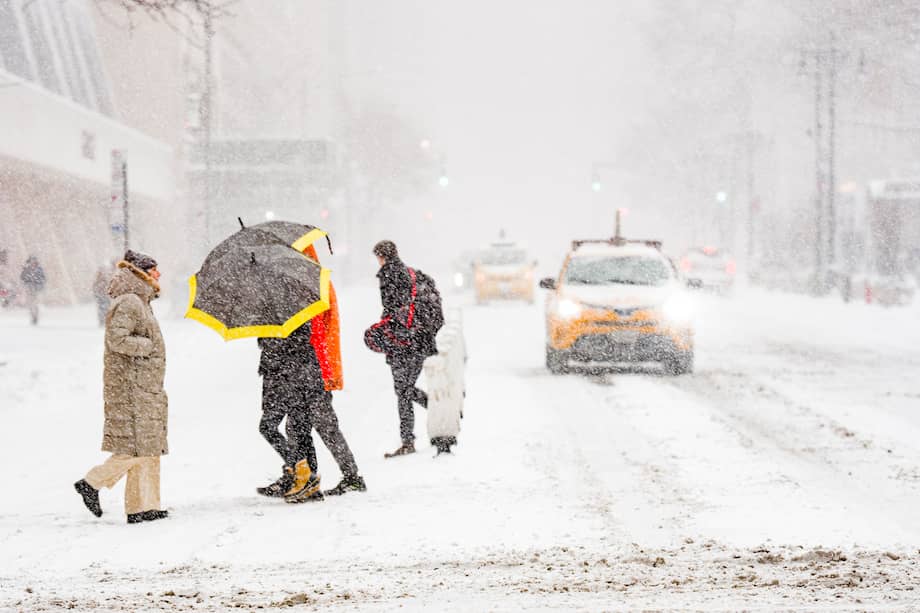 AME8232. MANHATTAN (ESTADOS UNIDOS), 25/01/2026.- Personas caminan durante una nevada este domingo, en Manhattan (Estados Unidos). La gran tormenta de hielo y nieve que ha afectado a dos tercios de la geografía estadounidense ha dejado este domingo a más de 700.000 hogares, principalmente en estados del sur, sin suministro eléctrico. EFE/ Ángel Colmenares