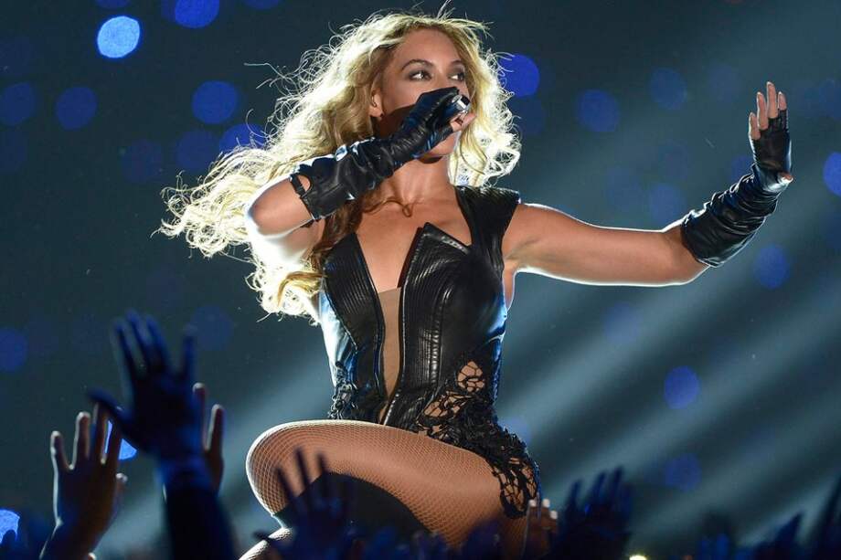 Beyoncé canta en el Super Bowl 2013.