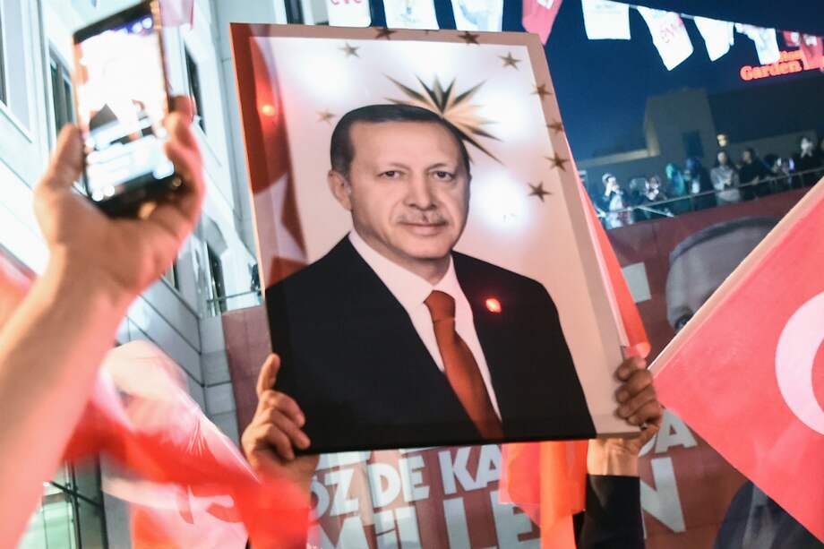 Pancarta a favor de Erdogan. / AFP