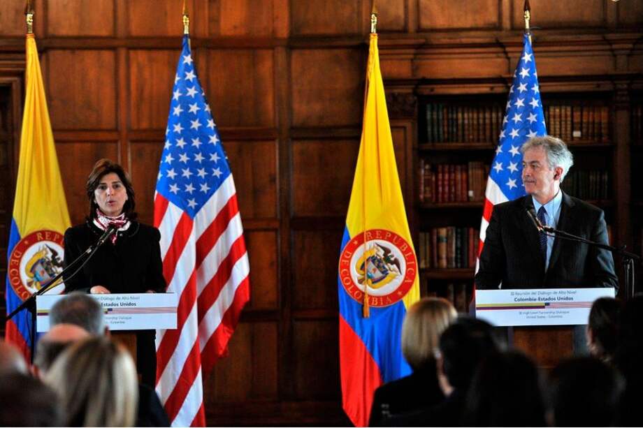 La canciller María Ángela Holguín, acompañada del secretario de Estado Adjunto, William Burns. / Luis Ángel – El Espectador