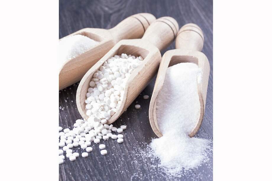 Edulcorantes artificiales como el aspartamo y la sucralosa son entre 200 y 600 veces más dulces que el azúcar. /