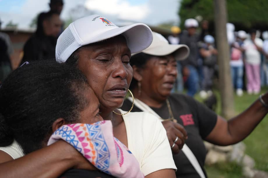 Mujeres lloran este lunes, durante una caravana que transporta cuerpos de víctimas de la explosión de un cilindro bomba, en el Corregimiento de La Pedregosa de Cajibío (Colombia).