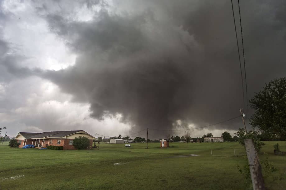 Los investigadores persiguen las tormentas asesinas que generan los tornados con tecnología de punta, haciendo volar drones hasta las tormentas y aprovechando más potencia informática que nunca para simularlas en busca de respuestas. AFP PHOTO/VINCENT DELIGNY