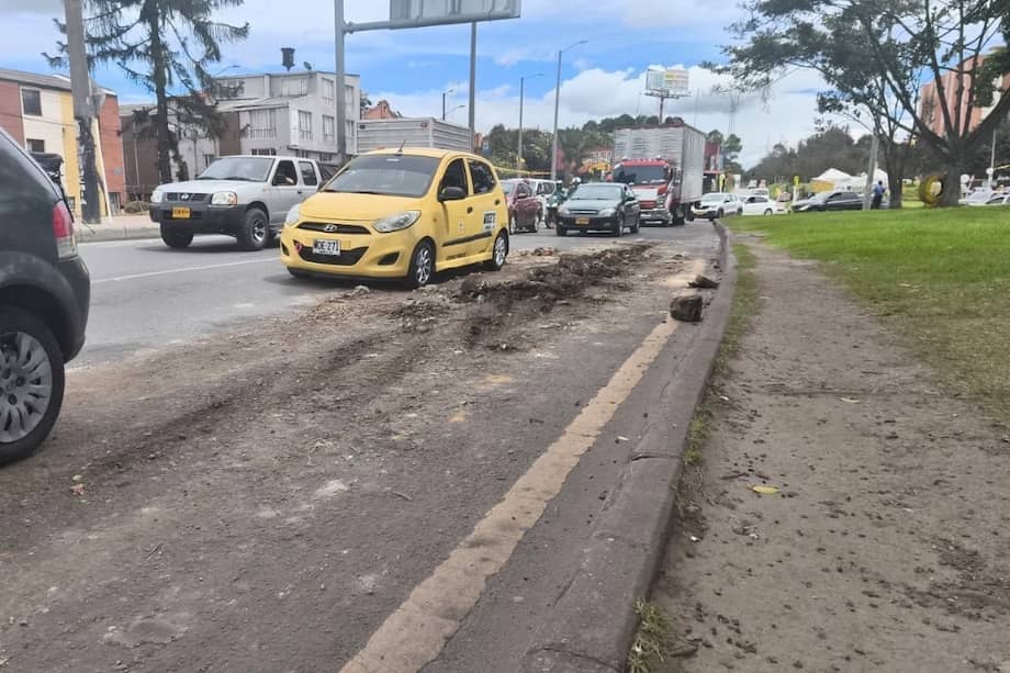 Se registra caída de escombros en la carrera 114 con calle 80, en sentido sur-norte, en la localidad de Engativá.