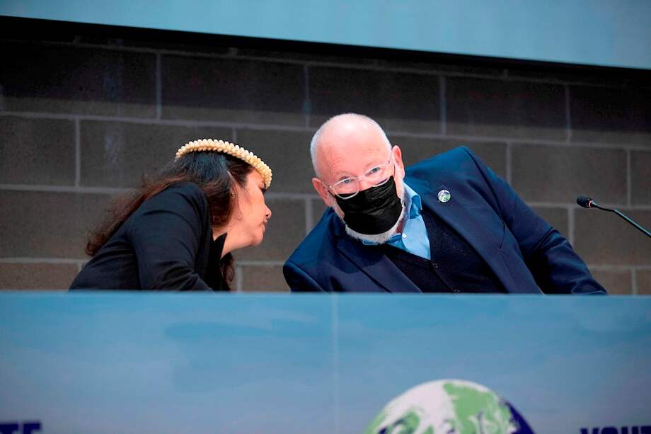 La Enviada para el Clima de la República de las Islas Marshall, Tina Stege (izquierda), y el Vicepresidente de la Comisión Europea, Frans Timmermans (derecha), en la PreCop26, en Milán, Italia.