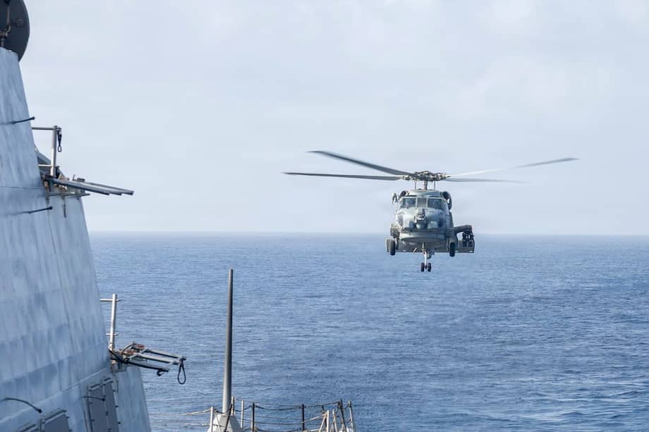 Un helicóptero MH-60R Sea Hawk se acerca al USS Delbert D. Black (DDG 119) después de patrullar el mar Arábigo en apoyo al bloqueo de Estados Unidos contra Irán.
