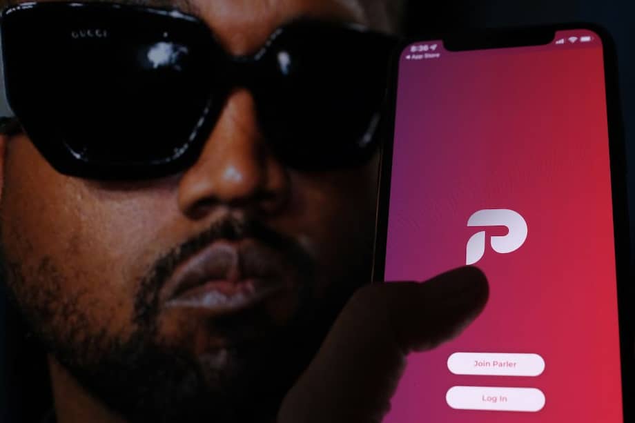 El rapero Kanye West quiere comprar la red social de derecha Parler.