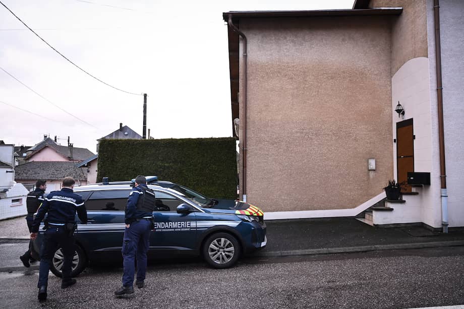 Gendarmes franceses se reúnen frente a la casa donde fueron descubiertos los cuerpos de dos bebés en un congelador en Aillevillers-et-Lyaumont, este de Francia, el 12 de febrero de 2026.