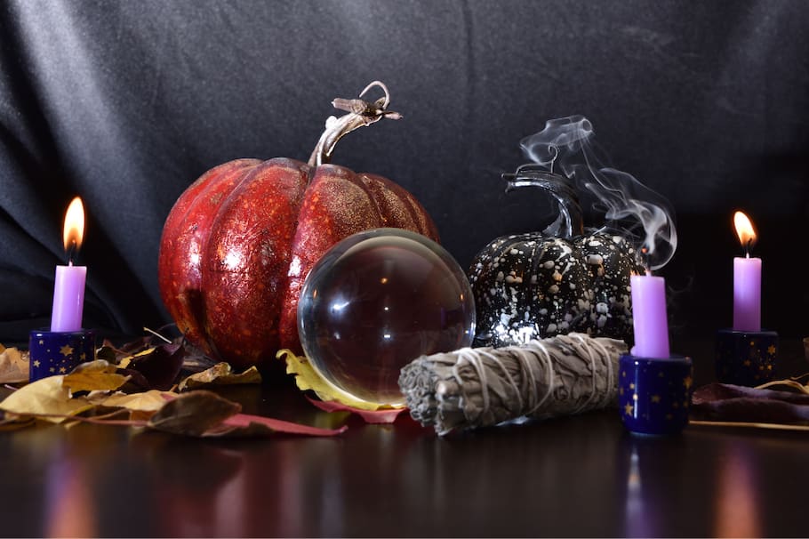 Te contamos qué es Samhain, una de las fechas que siempre celebran las brujas, porque hacen parte de sus festividades más importantes. En Samhain, los celtas solían dejar comida afuera de sus hogares como ofrenda para apaciguar a los espíritus que deambulaban durante la noche.