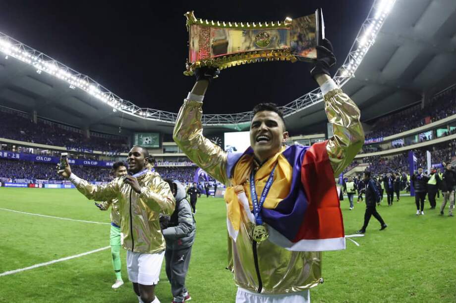 El colombiano Giovanni Moreno levanta el nuevo trofeo que ganó con el Shanghái Shenhua. / AFP