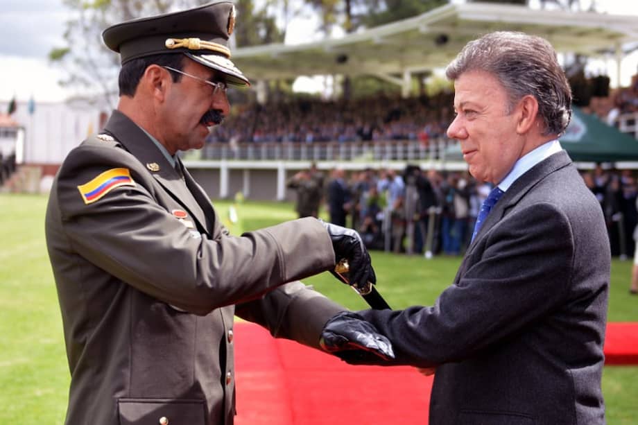 Juan Manuel Santos entrega el bastón de mando al mayor general Rodolfo Palomino López, quien asumió este sábado la Dirección de la Policía Nacional.