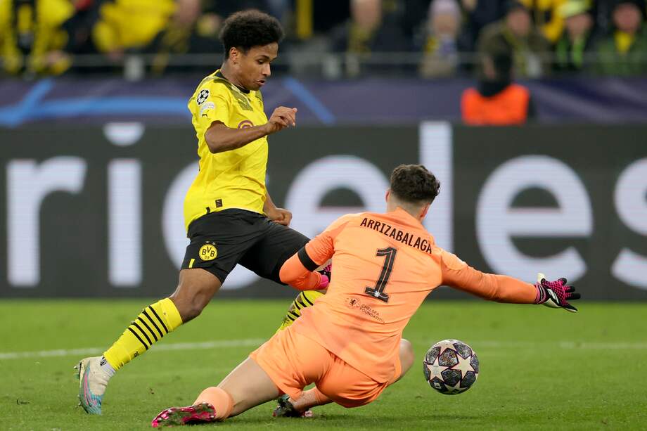 Karim Adeyemi en la definición del único gol del partido entre Borussia Dortmund y Chelsea.
