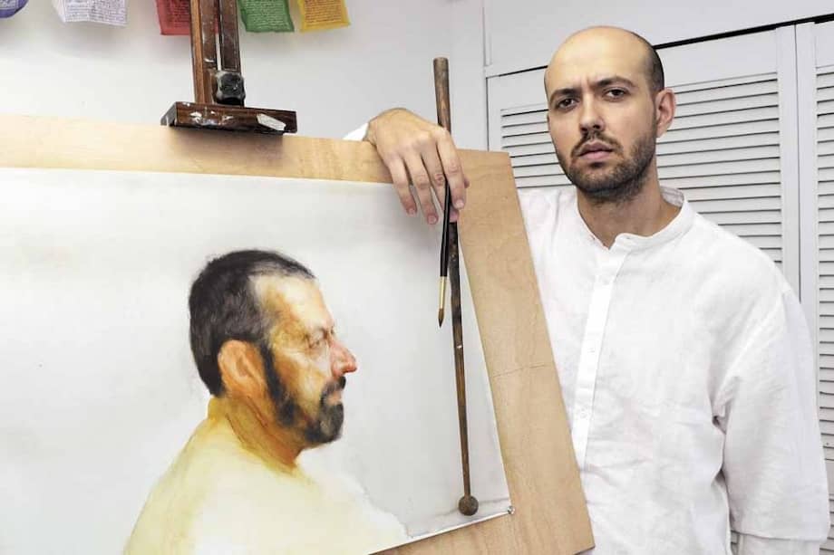 Luis F. Alonso en su taller en Medellín. El retrato del lienzo es ‘El psicopompo’, figura que acompaña a los muertos.