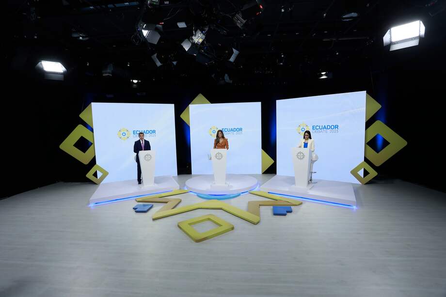 Fotografía cedida por el Consejo Nacional Electoral de la candidata presidencial del movimiento Revolución Ciudadana, Luisa González (d), junto al candidato Daniel Noboa (i) durante el debate presidencial en las instalaciones de Ecuador TV.