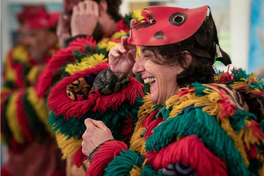 Varias personas celebran que la tradición del Carnaval de Podence, una de las 35 manifestaciones culturales que entraron al listado de Patrimonio inmaterial. / EFE