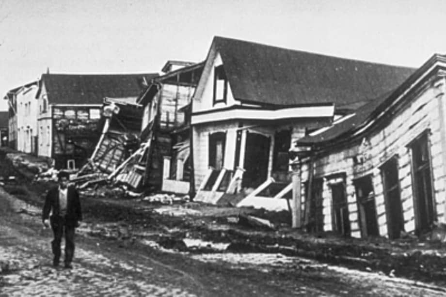 Así quedó una de las casas de madera en Valdivia, Chile, tras el sismo de 1960.