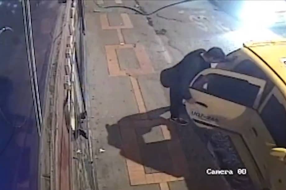 El sujeto borracho se llevó el taxi hasta su casa.