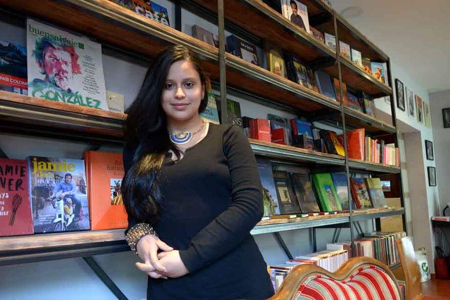 Julieta Solincêe, directora de la edición colombiana de ‘Buensalvaje’, en las instalaciones de La Madriguera del Conejo en Chapinero. / Pamela Aristizábal -El Espectador