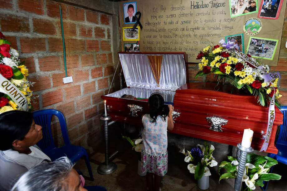 El funeral del guardia indígena Heliodoro Finscue, asesinado durante un ataque de presuntos rebeldes, en Tacueyo, zona rural de Toribio, departamento del Cauca, el 31 de octubre. / AFP
