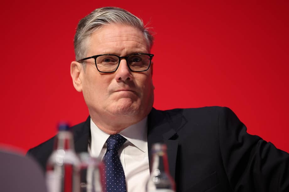 El primer ministro británico, Keir Starmer, observa durante la Conferencia del Partido Laborista en Liverpool, Gran Bretaña, el 28 de septiembre de 2025.