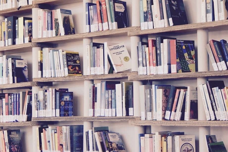 En ese tiempo terrible me escondía en el salón a la hora del recreo, pero estaba prohibido y en algún momento me descubrieron y me enviaron de “castigo” a la biblioteca. Fue un alivio. Al fin podía estar sola.