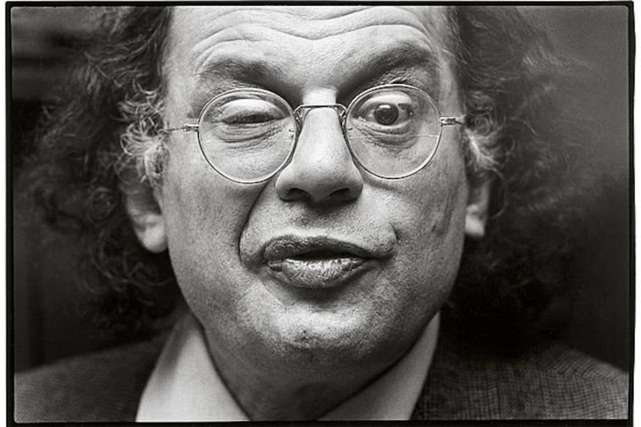 En la imagen, Allen Ginsberg, poeta estadounidense. Es reconocido por su poema “Aullido”, escrito en 1955. Ginsberg es uno de los representantes más destacados de la “Generación Beat”, un movimiento literario que se opuso a los valores tradicionales estadounidenses.