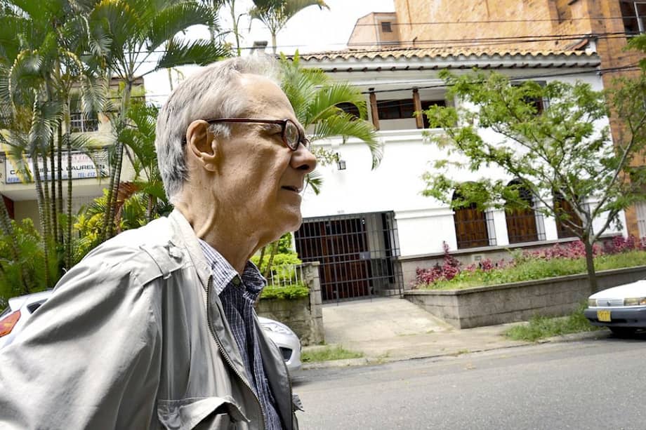 Fernando Vallejo frente a la casa que restauró en el barrio Laureles de Medellín./ Luis Benavides