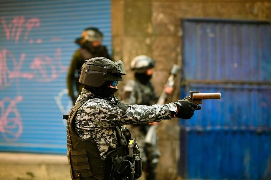 La policía antidisturbios dispara contra partidarios del ex presidente boliviano Evo Morales durante una protesta contra el gobierno interino en La Paz el 15 de noviembre de 2019. / AFP