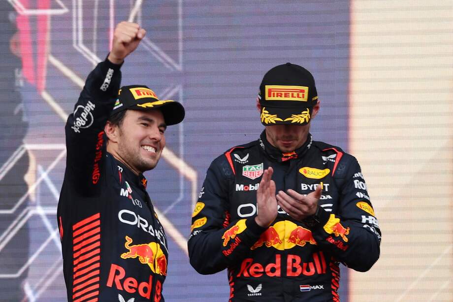 El mexicano Sergio Pérez celebra en el podio del GP de Azerbaiyán junto a Max Verstappen (der), segundo este domingo.