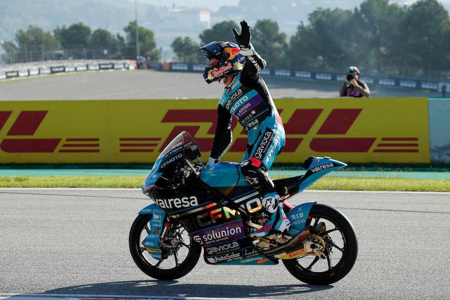 El piloto español David Alonso (Ángel Nieto Team) celebra su victoria en la carrera de Moto3 en el Gran Premio de Cataluña, este domingo.