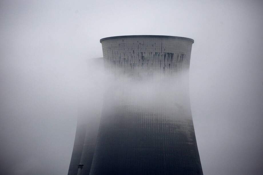 Torres de enfriamiento envueltas en niebla en Kentucky, Estados Unidos / Bloomberg News