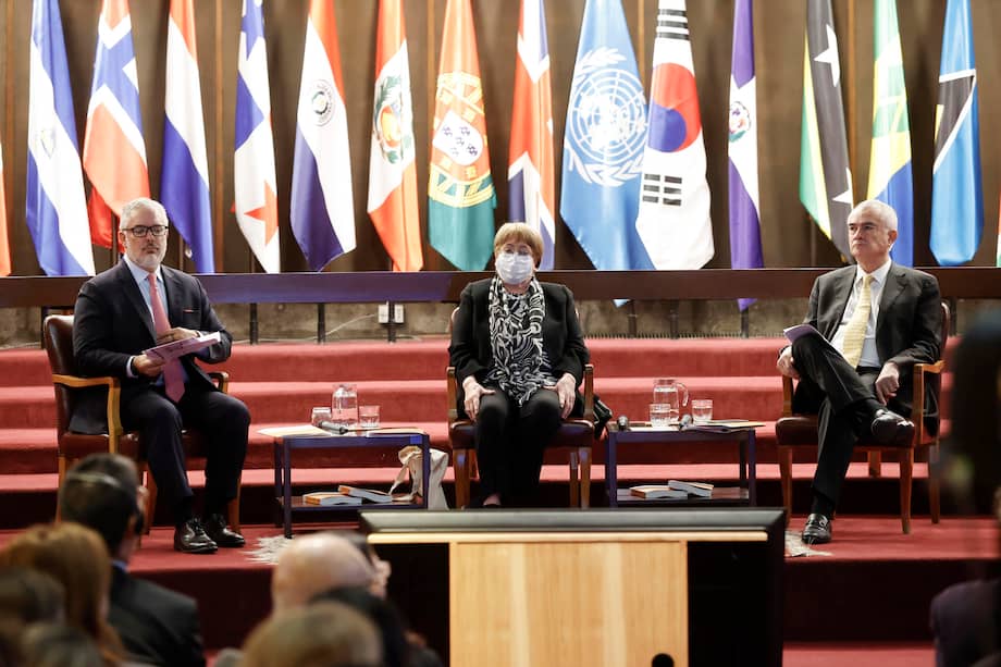 El expresidente de Colombia, Iván Duque (i); la expresidenta de Chile y copresidenta de la Comisión, Michelle Bachelet (c), y el secretario ejecutivo de la Comisión Económica para América Latina y el Caribe (Cepal), José Manuel Salazar Xirinach, participan a la presentación del texto "Rupturas y oportunidades: propuestas para que América Latina y el Caribe prospere en la nueva era geopolítica" este martes, en Santiago (Chile).
