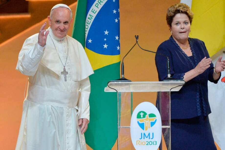 El Papa Francisco (i) saluda junto a la mandataria brasileña, Dilma Roussef. Foto: EFE