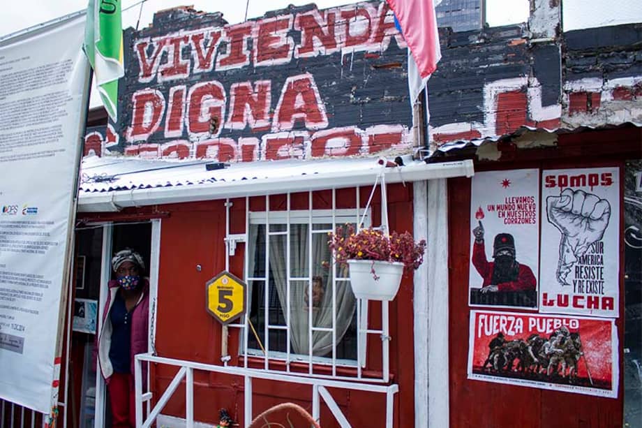 Yolanda Cuestas comenzó su protesta encadenándose al frente de la sede del Ministerio de Vivienda. Ante la demora, armó un cambuche y ahora tiene una casa de ladrillo.