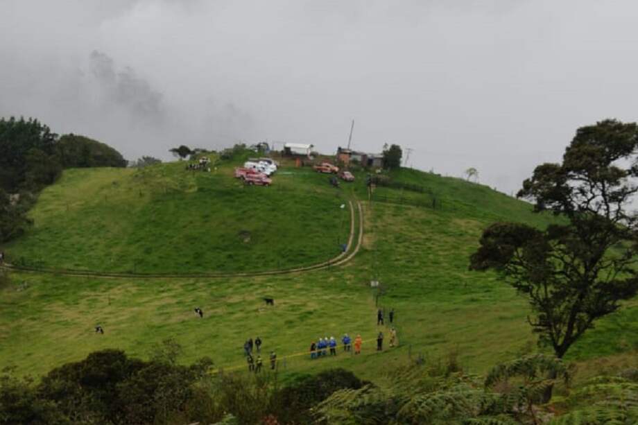 Los restos de la aeronave fueron ubicados esta tarde en una zona montañosa entre las veredas de Cubia y Roblehueco del municipio de Bojacá.